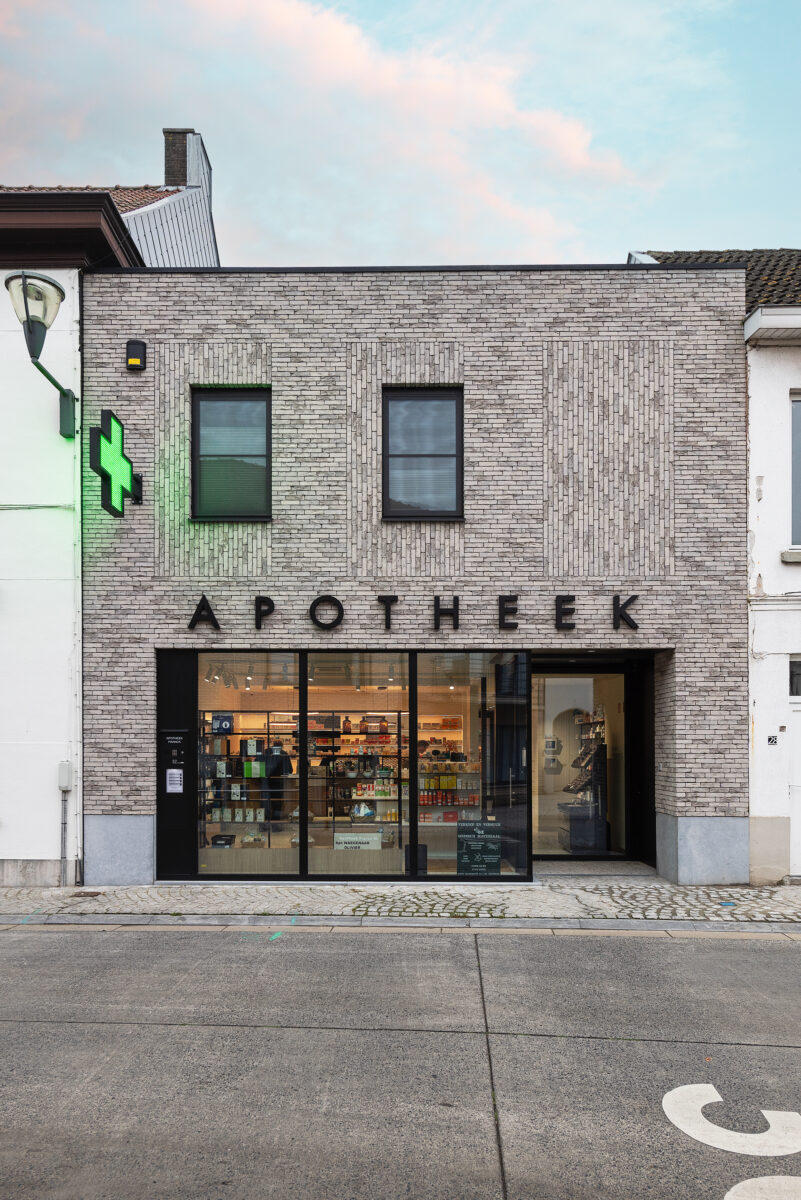 Apotheek Mieke Frank Boekhoute c Bossuyt Shop Interiors 036