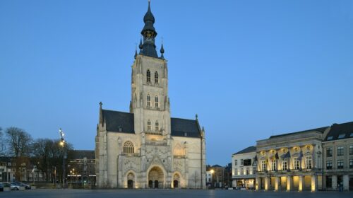 Grote Markt - Stadhuis - Suikermuseum - Academie - Kerk (BE)